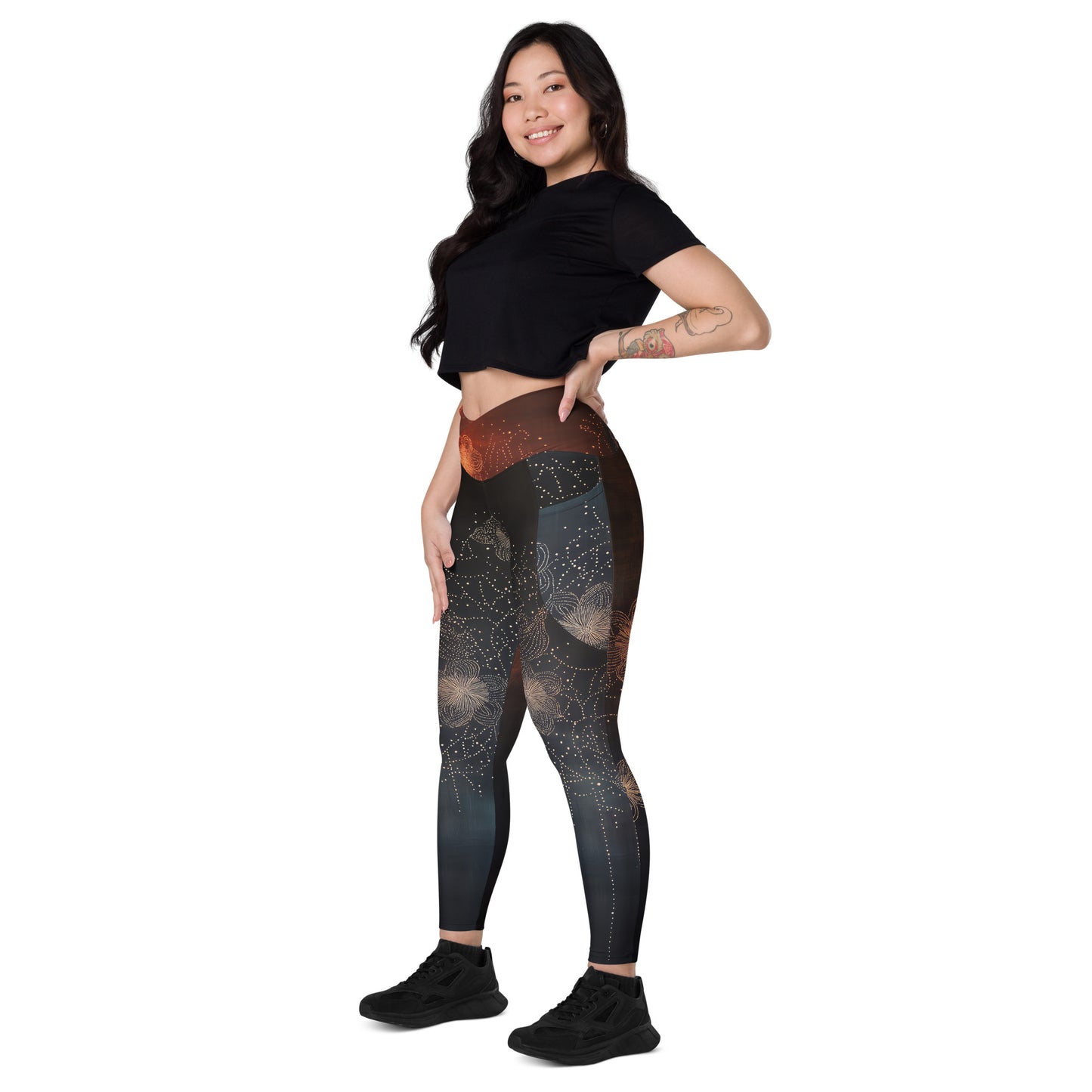 Pétalos sobre negro - Crossover leggings with pockets