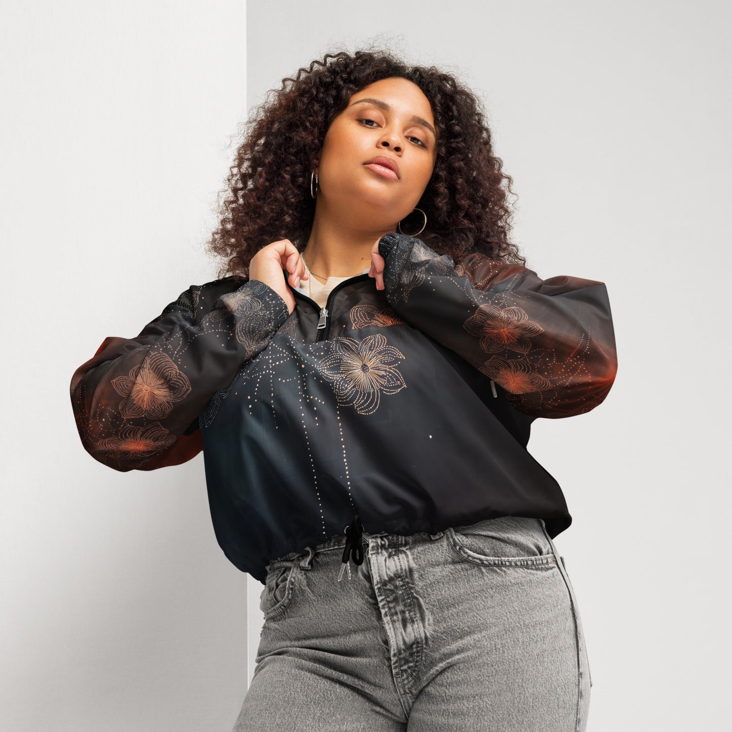 Pétalos sobre negro - Women’s cropped windbreaker