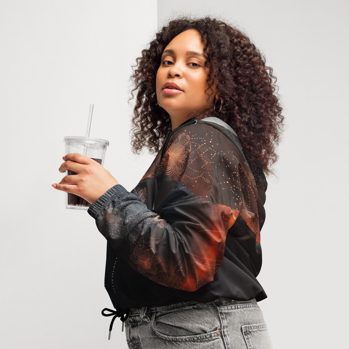 Pétalos sobre negro - Women’s cropped windbreaker