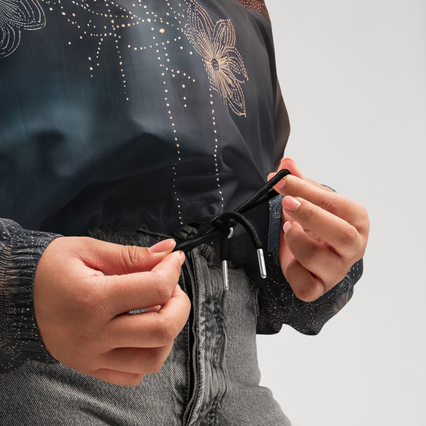 Pétalos sobre negro - Women’s cropped windbreaker