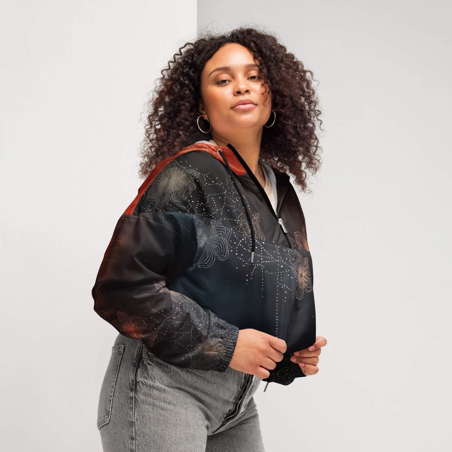 Pétalos sobre negro - Women’s cropped windbreaker
